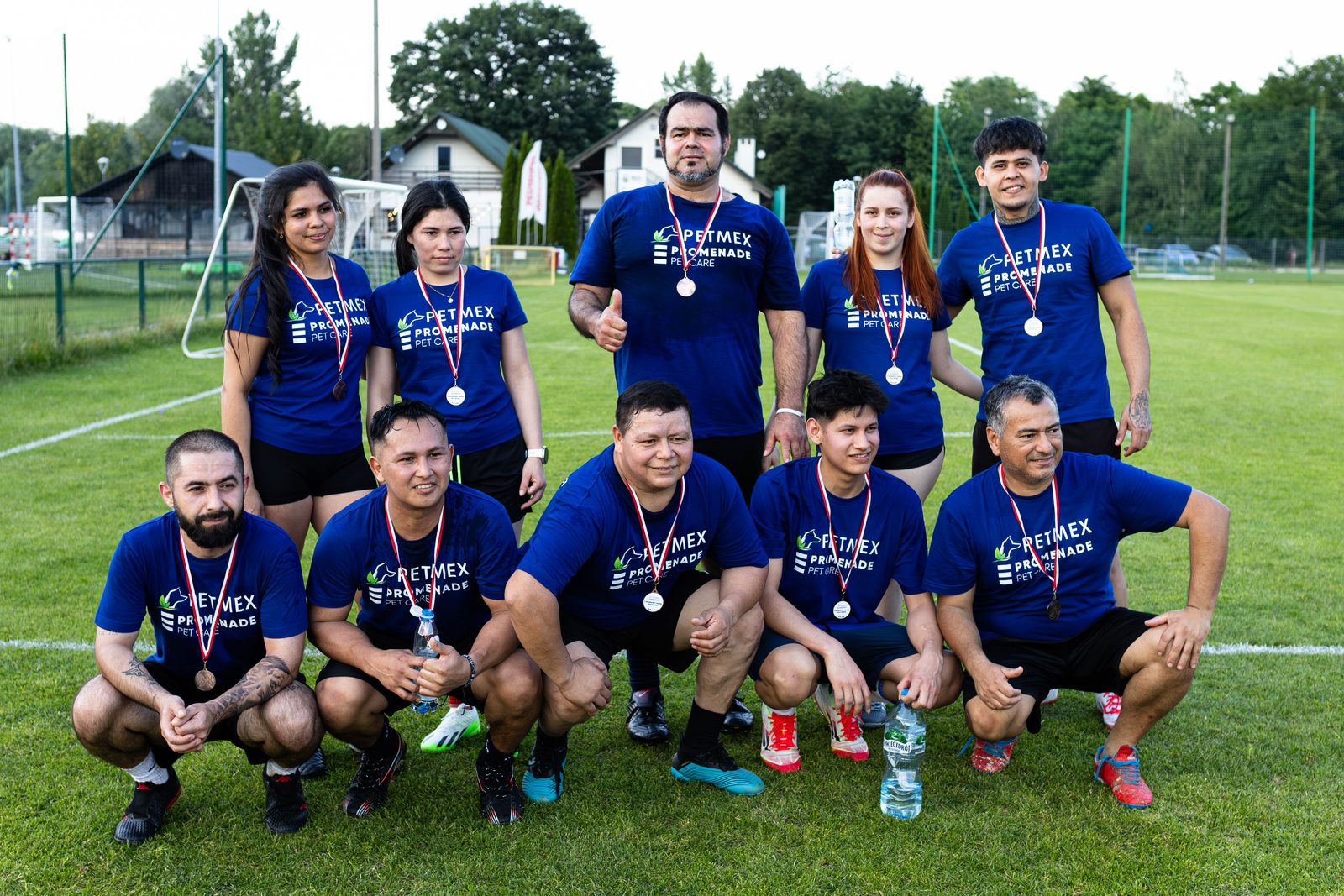 Drużyna Wymiona z medalami po turnieju piłkarskim
