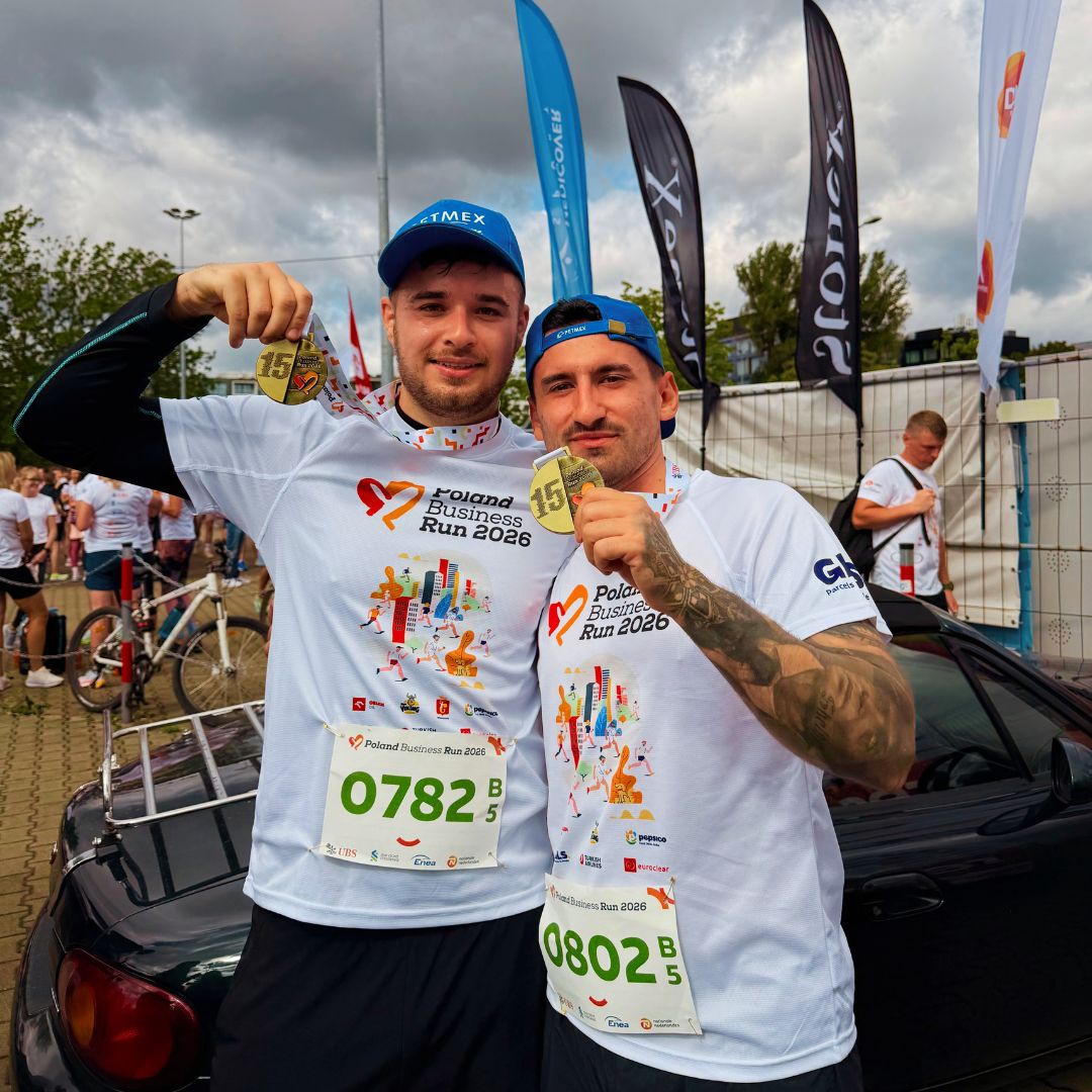 Dwóch zawodników Petmex z medalami Poland Business Run 2026