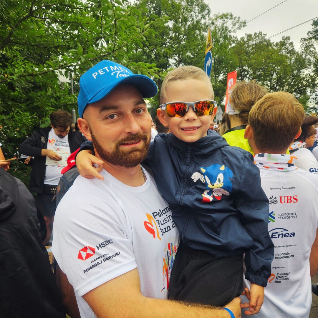 Uczestnik Poland Business Run z dzieckiem na mecie