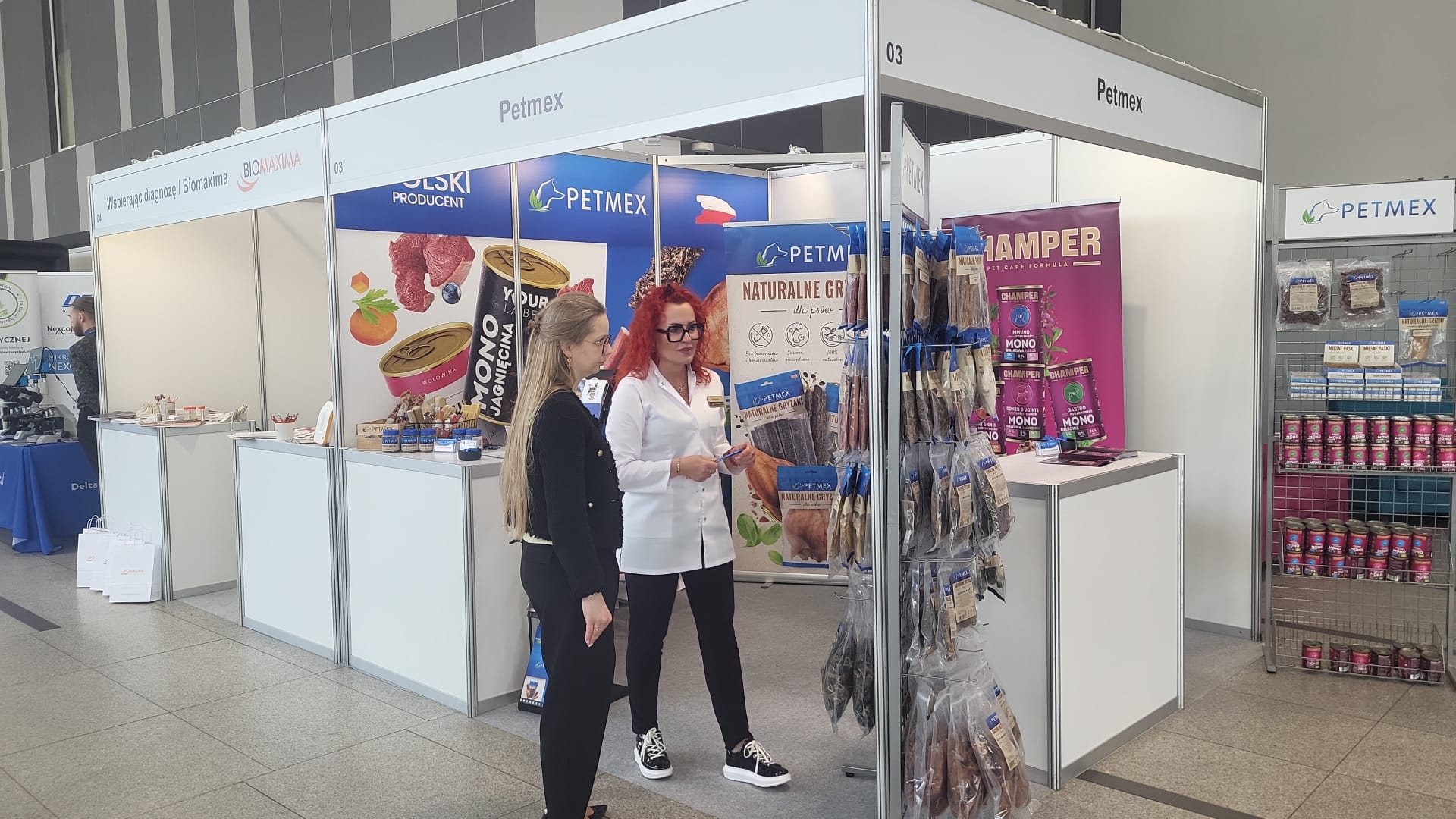 Rozmowa przedstawicielki Petmex z odwiedzającą przy ekspozycji Champer