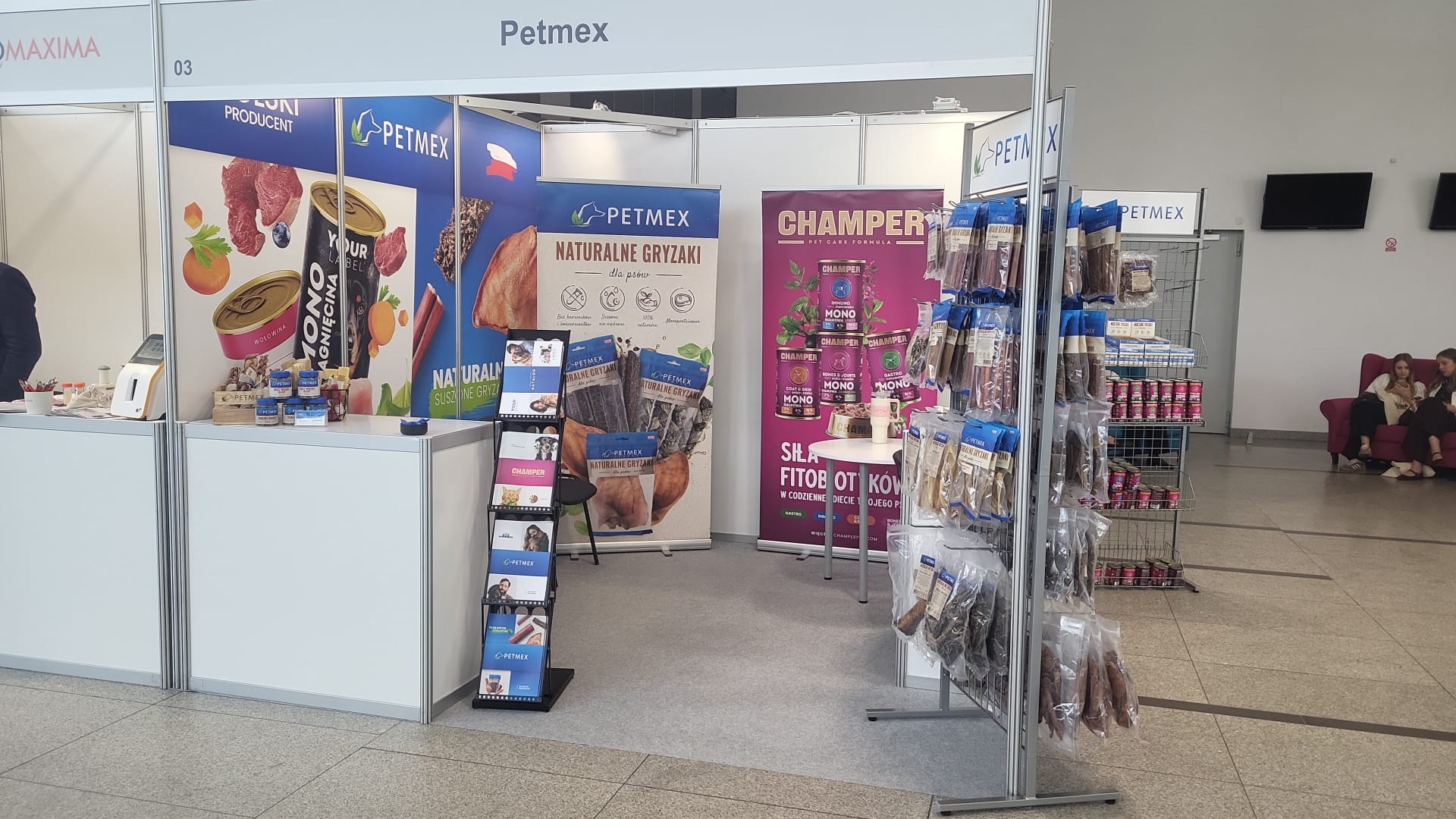 Widok na stoisko targowe Petmex z ofertą karm i przysmaków Champer