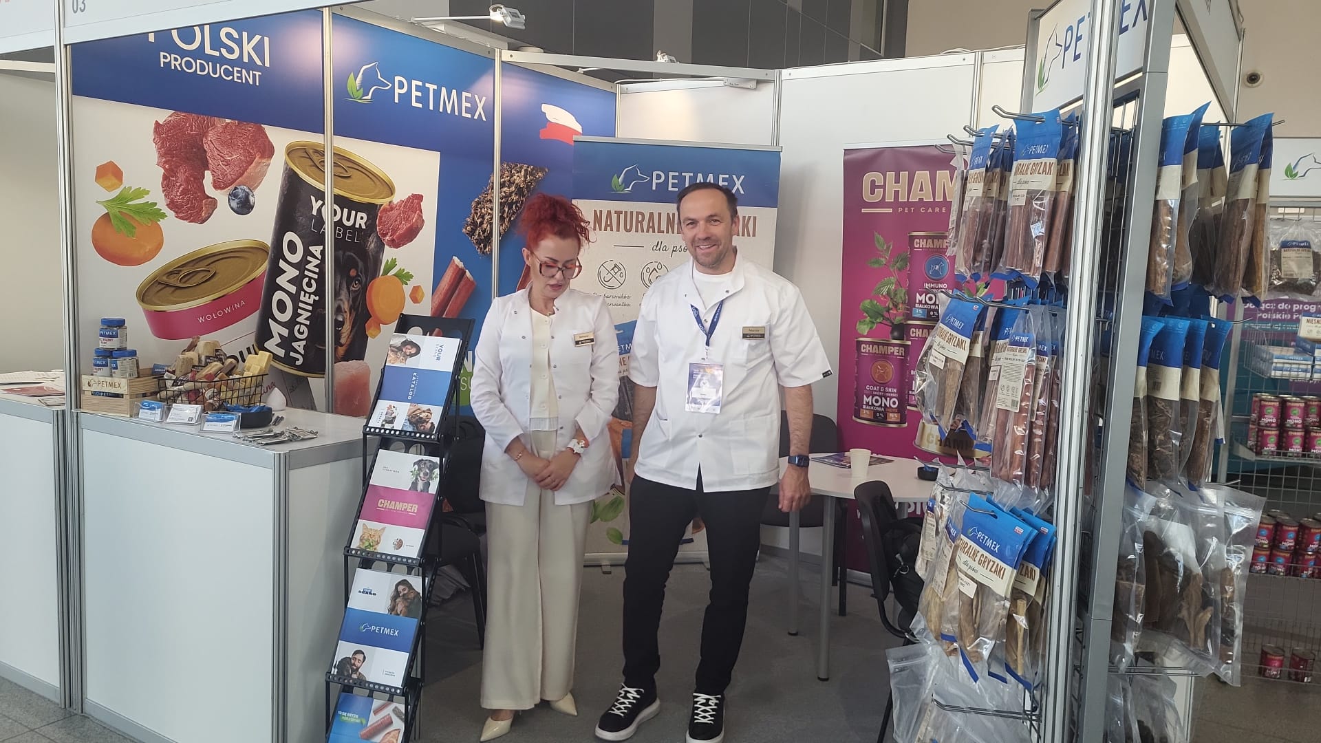 Zespół Petmex z przedstawicielami branży i magazynem ZooBranża na targach Vet Expo