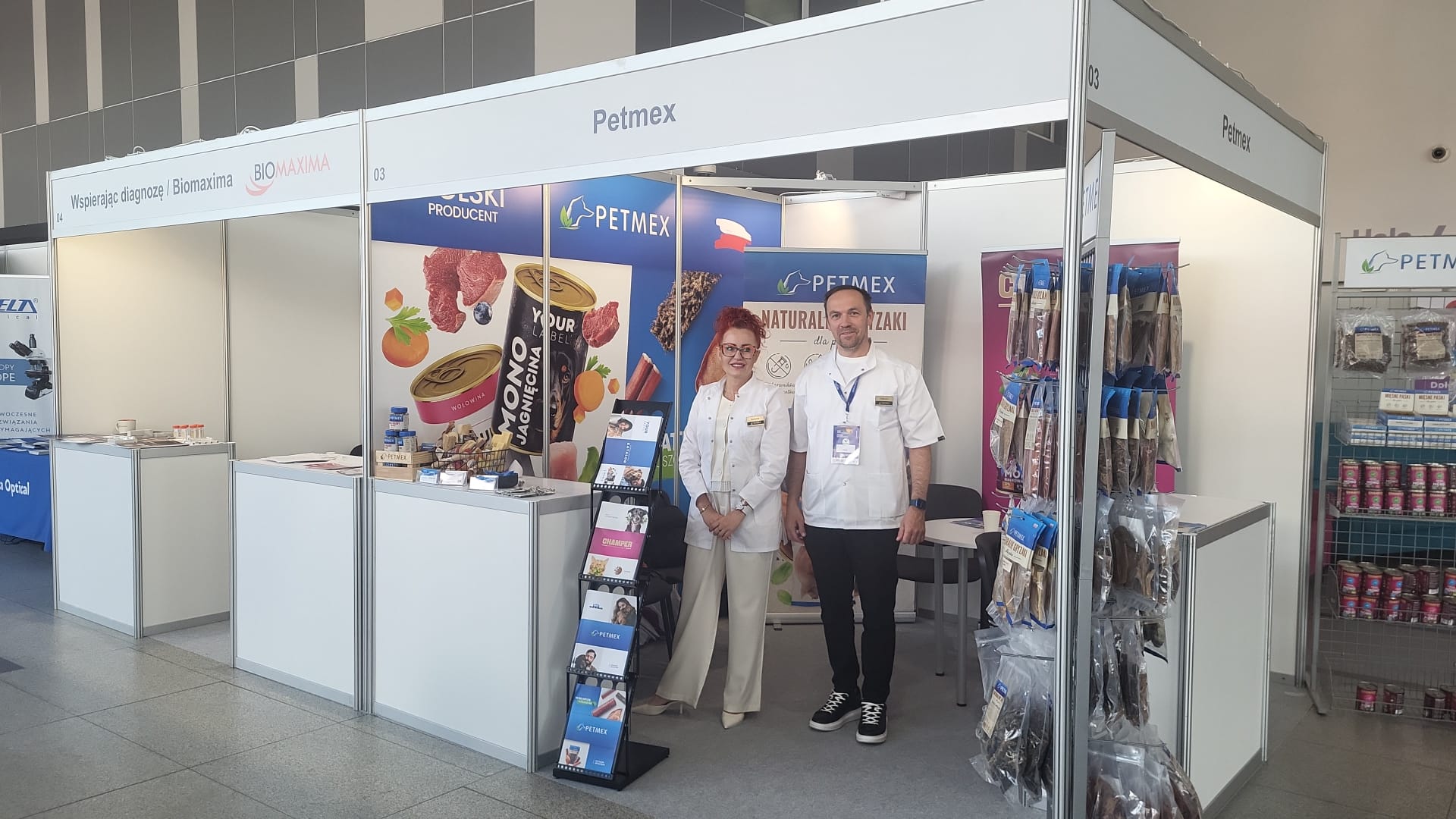 Dwoje przedstawicieli Petmex na stoisku targowym Vet Expo